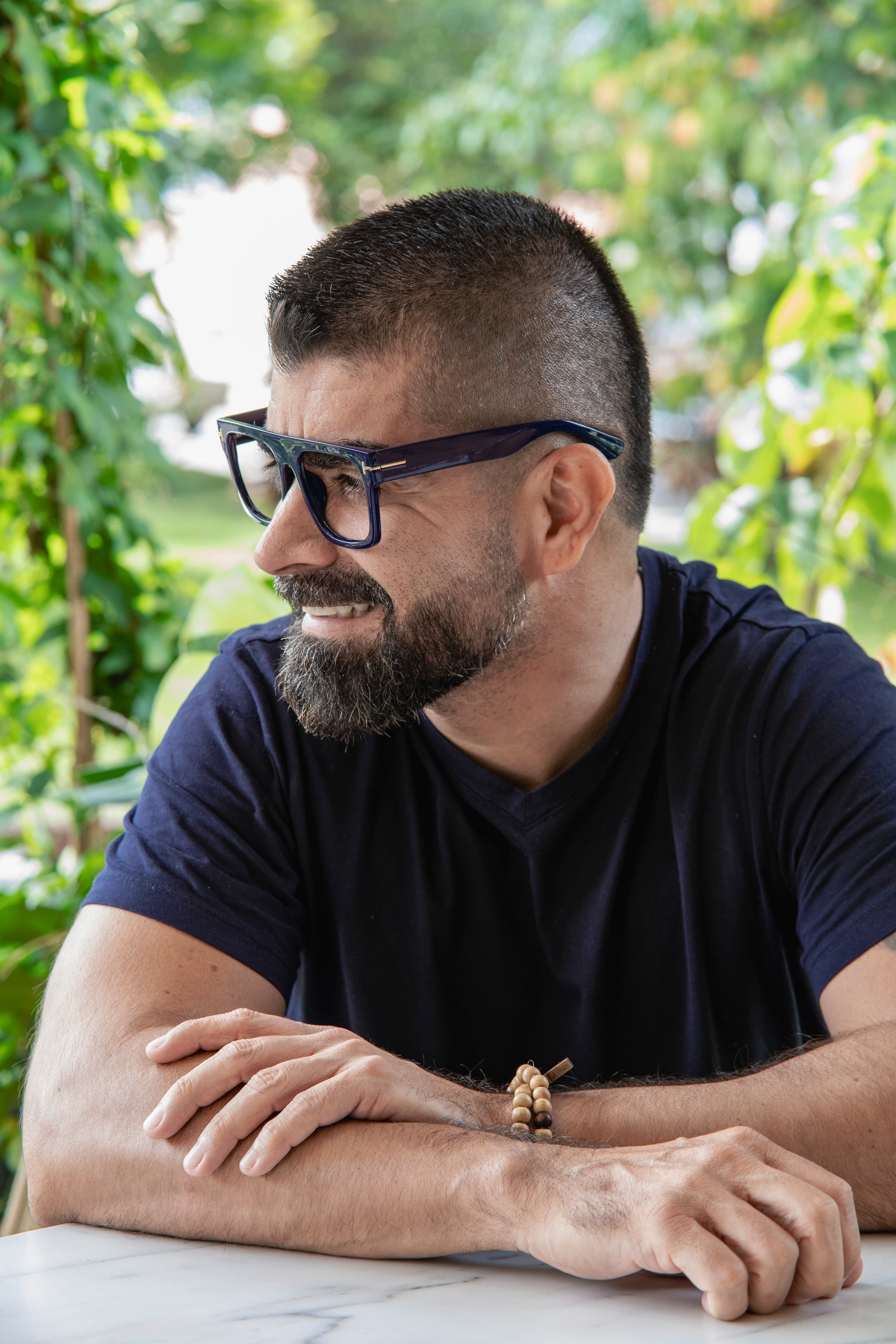 Gafas cat eye elegantes - vista lateral detalle silueta femenina