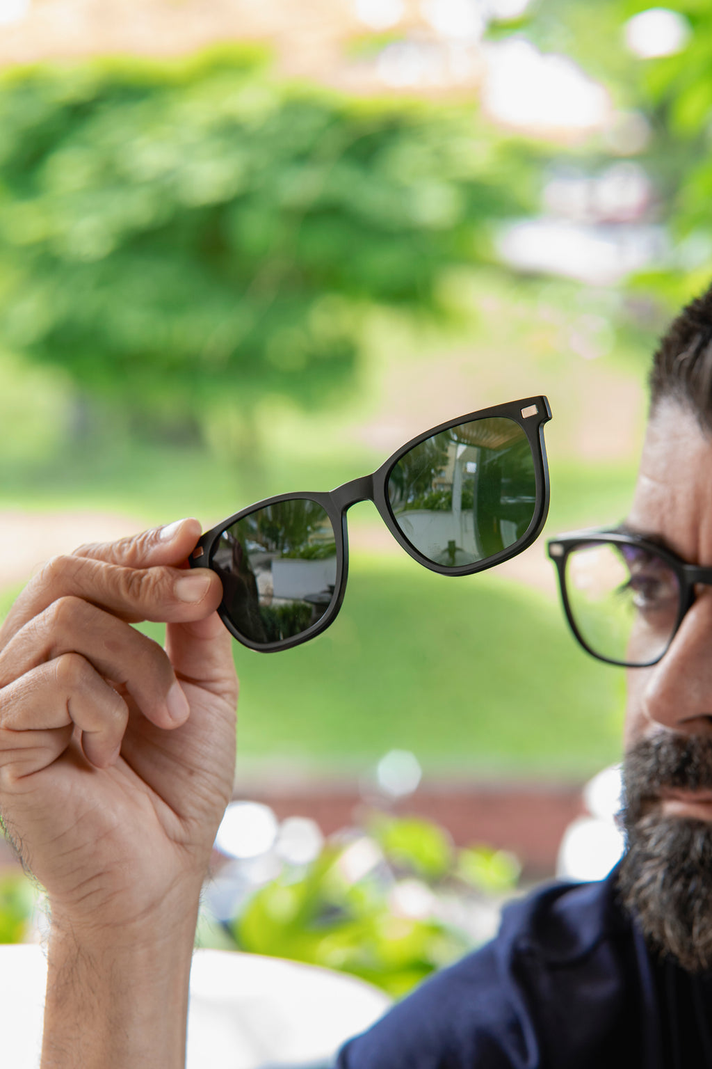 Gafas de sol piloto clásico - detalle lentes polarizadas y acabados premium